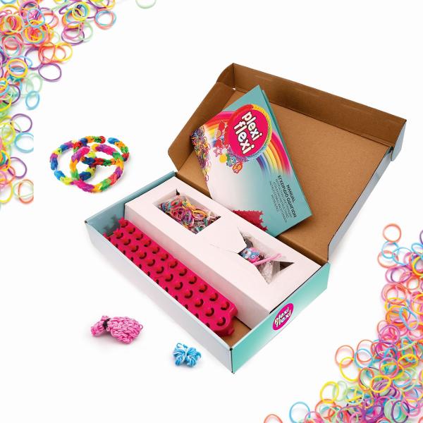 Trusa de artizanat cu razboi de tesut 800 de elastice colorate si 15 modele diferite de accesorii pentru decorare Creati bratari unice si colorate inele si alte accesorii si faceti-le si mai impresionante prin adaugarea de accesorii colorate in modele unice Perfect pentru copiii care iubesc mestesugurile si vor sa isi exprime creativitatea Include un razboi de tesut pentru a crea modele simple si mai complexe pentru mai multa implicare si mai multa distractie pentru copil                   