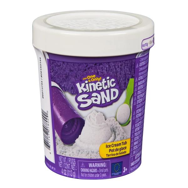 Aduna distractie cu cutia pentru inghetata din nisip kinetic Acest set tematic de nisip kinetic va starni imaginatia pe masura ce copiii isi scot nisipul kinetic dintr-o cuva la fel ca inghetata Cu 113 g de nisip roz alb sau maro utilizati instrumentul pentru a scoate si a lua cu lingura inghetata din recipient si pentru a crea inghetate de tip sundae si conuri de inghetata Amesteca si potriveste tuburile fiecare vandut separat pentru a face inghetata de inspiratie napolitana si 