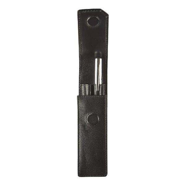 Etui din piele pentru 2 instrumente de scrisRealizat din piele de vac&259; integral&259; t&259;b&259;cit&259; vegetal – asta e ALL BLACK Negru intens cu o str&259;lucire natural&259; Stil cu atitudinep class data-start301 