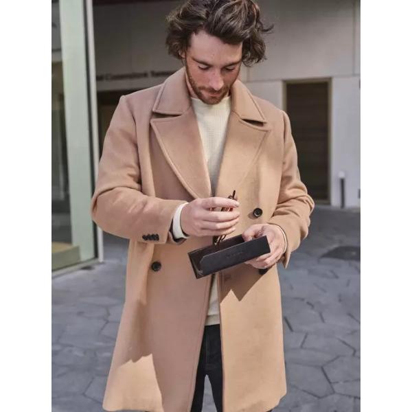 Vei ar&259;ta bine datorit&259; acestui toc din piele pentru ochelariDesign minimalist pliabil &537;i u&537;or de depozitat Fabricat din piele ALL BLACK – piele de vac&259; integral&259; t&259;b&259;cit&259; vegetal Negru intens cu o str&259;lucire natural&259; &536;i totu&537;i cu un 