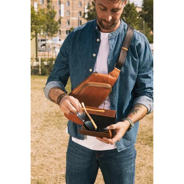 Vei ar&259;ta impecabil cu aceast&259; cutie de ochelari din pieleDesign minimalistic pliabil &537;i u&537;or de depozitatFabricat&259; din pielea NEW MEN o piele natural&259; full grain tratat&259; „drum stuffed” Este impregnat&259; cu ulei 