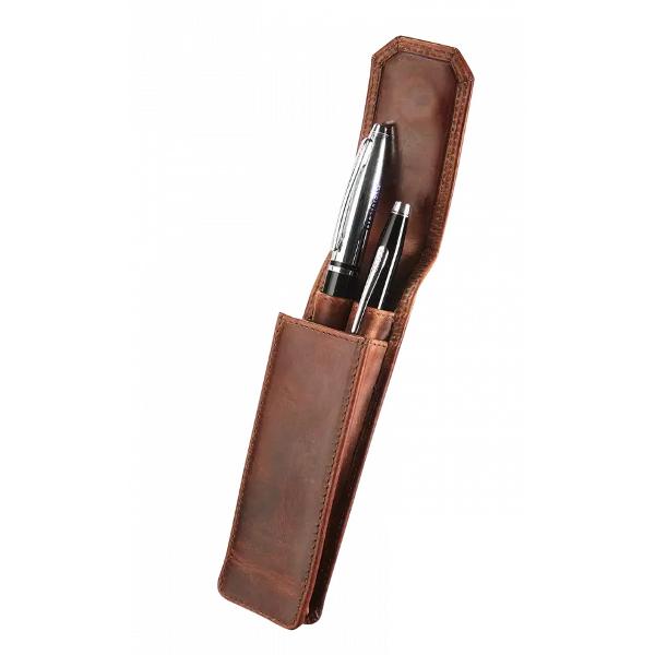 Penar din piele pentru 2 instrumente de scrisFabricat din piele de înalt&259; calitate cu un aspect natural Piele natural&259; full grain t&259;b&259;cit&259; vegetal cu finisaj uleios pull-up Extra bine uleiat&259; astfel încât zgârieturile dispar u&537;or prin frecarebr 