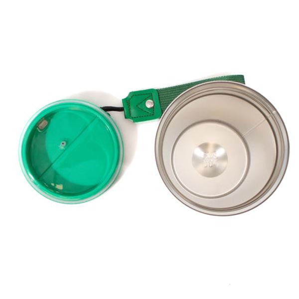 cana termos compactacapacitate de 380mldimensiuni de 115mm x 94mmfabricat din o&539;el inoxidabil de tip SUS 304capac din plastic în culori vibrantemâner de transport din material textil inscrip&539;ionat cu T-BOXmecanism de închidere ergonomicstrat aderent din silicon la bazaideal pentru consumul de cafea sau b&259;uturi la drum