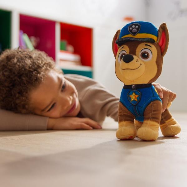 Porneste in misiuni de salvare palpitante cu personajele din Patrula catelusilor Inalte de 17 cm aceste figurine de plus sunt gata pentru aventura in uniforma lor oficiala Blana moale si chipul expresiv surprind in mod autentic indragitele personaje aducandu-le la viata pentru fanii de toate varstele Fie ca este vorba de misiuni de joaca sau de visare in timpul somnului aceste plusuri au dimensiunea perfecta pentru a insoti fiecare aventura Jucariile pentru prescolari din Patrula 