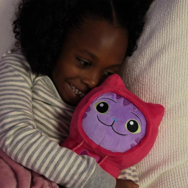 Creeaza aventuri nesfarsite cu jucaria de plus Move & Groove Daniel James DJ Matz Cu o inaltime de 25 cm are dimensiunea perfecta pentru a te juca si pentru a te cuibari cu ea cand este ora de culcare Aceasta jucarie de plus premium are de asemenea brate foarte moi care se misca in sus si in jos atunci cand il strangi de burta astfel incat este intotdeauna gata sa se miste si sa danseze cand este timpul de petrecere Jucariile din casa de papusi a lui Gabby pentru fete si baieti 