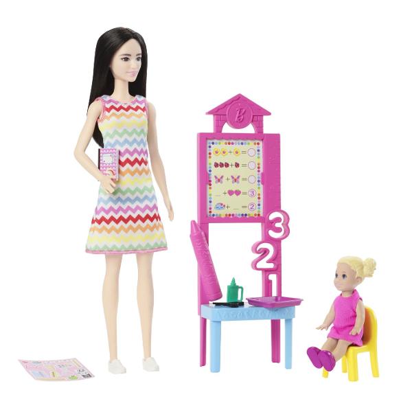 Descopera setul de joaca Barbie Profesor perfect pentru copiii care isi doresc sa exploreze lumea educatiei prin joaca Acest set ofera oportunitatea de a recrea lectii interesante si de a invata prin scenarii interactive Setul include o papusa Barbie bruneta profesoara imbracata intr-o rochie colorata cu model vesel gata sa predea lectii captivante Sala de clasa este echipata cu o tabla interactiva materiale educative si accesorii specifice care completeaza experienta de invatare De 