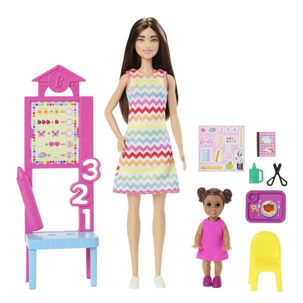 Descopera setul de joaca Barbie Profesor perfect pentru copiii care isi doresc sa exploreze lumea educatiei prin joaca Acest set ofera oportunitatea de a recrea lectii interesante si de a invata prin scenarii interactive Setul include o papusa Barbie satena profesoara imbracata intr-o rochie colorata cu model vesel gata sa predea lectii captivante Sala de clasa este echipata cu o tabla interactiva materiale educative si accesorii specifice care completeaza experienta de invatare De 