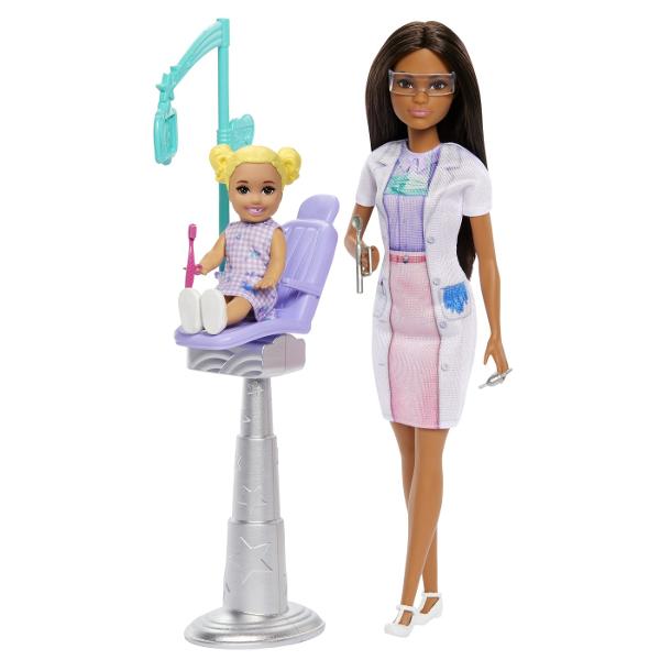 Descopera setul de joaca Barbie Bruneta Stomatolog ideal pentru copiii care vor sa exploreze lumea stomatologiei prin joaca Acest set ofera oportunitatea de a descoperi importanta ingrijirii dentare si de a dezvolta imaginatia prin scenarii realiste Setul include o papusa Barbie bruneta imbracata in uniforma de dentist cu halat alb si ochelari de protectie pregatita sa ofere cele mai bune tratamente dentare Scaunul de consultatie este special conceput pentru micii pacienti iar setul 