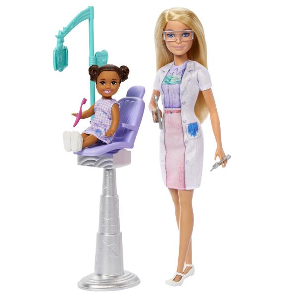 Descopera setul de joaca Barbie Dentist ideal pentru copiii care vor sa exploreze lumea stomatologiei prin joaca Acest set ofera oportunitatea de a descoperi importanta ingrijirii dentare si de a dezvolta imaginatia prin scenarii realiste Setul include o papusa Barbie blonda imbracata in uniforma de dentist cu halat alb si ochelari de protectie pregatita sa ofere cele mai bune tratamente dentare Scaunul de consultatie este special conceput pentru micii pacienti iar setul contine si o 