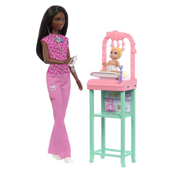 Descopera setul de joaca Barbie Baby Doctor perfect pentru copiii pasionati de medicina si ingrijirea bebelusilor Cu acest set cei mici pot explora universul fascinant al medicilor pediatri dezvoltand empatie imaginatie si abilitati de rol Setul include o papusa Barbie bruneta doctor imbracata in uniforma medicala roz cu imprimeu tematic si pantaloni asortati pregatita sa aiba grija de micii pacienti Accesoriile medicale realiste cum ar fi stetoscopul si echipamentele de examinare 
