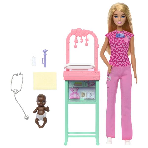Descopera setul de joaca Barbie Blonda Pediatru perfect pentru copiii pasionati de medicina si ingrijirea bebelusilor Cu acest set cei mici pot explora universul fascinant al medicilor pediatri dezvoltand empatie imaginatie si abilitati de rolSetul include o papusa Barbie blonda imbracata in uniforma medicala roz cu imprimeu tematic si pantaloni asortati pregatita sa aiba grija de micii pacienti Accesoriile medicale realiste cum ar fi stetoscopul si alte instrumente de examinare 