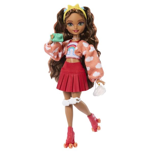 &8203;The Barbie Dream Besties Teresa iubeste sa patineze cu role  Urmareste-i cum patineaza in tinuta ei detaliata cu accesorii cu tematica distractiva Teresa isi urmareste visele de a deveni designer de jocuri video Vine cu accesorii precum jocul ei portabil poseta in forma de nor genunchiere nor bentita cu funda colier de perle camera foto telefon si cutie de ursuleti Papusa este articulabila si poarta haine detasabile cum ar fi maioul curcubeu cardiganul cu nor fusta rosie si 