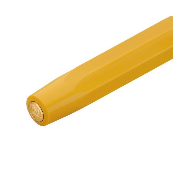 Stiloul din colec&539;ia Kaweco din plastic de înalt&259; calitate îmbin&259; culoarea cald&259; a mierii cu detaliile fine aurii care confer&259; stiloului o not&259; nobil&259;Când este închis stiloul de buzunar m&259;soar&259; doar 105 cm f&259;cându-l înso&539;itorul perfect pentru c&259;l&259;torii Cu capacul la loc cre&537;te pân&259; la o dimensiune normal&259; de 13 cmStiloul este personalizat la alegerea 