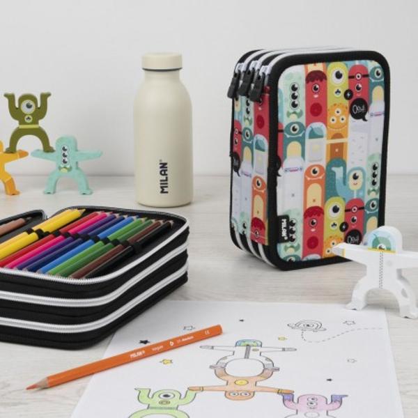 Descoper&259; penarul cu 3 compartimente din seria special&259; Aliens MILAN perfect pentru a p&259;stra rechizitele &537;colare organizate într-un mod distractiv &537;i eficient Cu un design unic &537;i vesel acest penar multicolor prezint&259; un model de extratere&537;tri juc&259;u&537;i acelea&537;i personaje simpatice din juc&259;ria din lemn Aliens Tower Ideal pentru &537;coal&259; acest penar î&539;i 