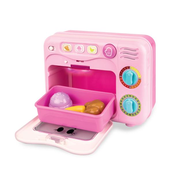 Micutul tau poate deveni un mic bucatar talentat cu jucaria cuptor cu microunde de la Winfun Conceput pentru a duce joaca de gatit la un alt nivel cuptorul include butoane pentru coacere temporizator si control al temperaturii toate perfect adaptate pentru mainile celor mici Trei butoane speciale redau sunete distractive si fraze despre mancarurile preferate stimuland creativitatea Setul include o tava si trei alimente amuzante  un cupcake un croissant si o pizza  perfecte pentru 