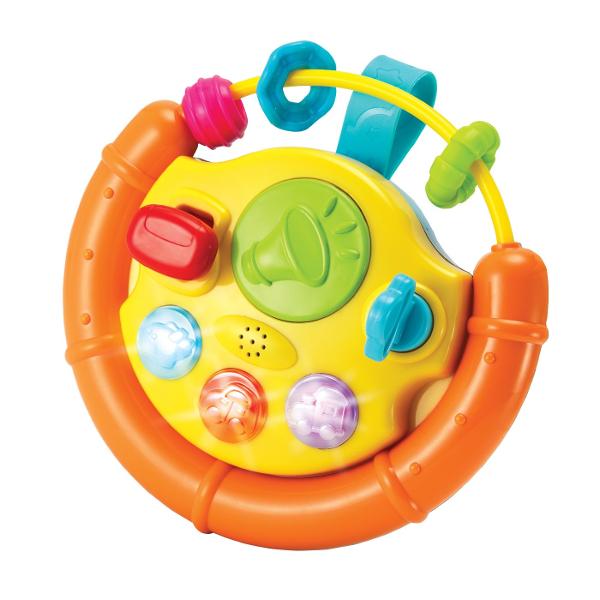 Volanul cu activitati de la Winfun este jucaria ideala pentru micii aventurieri Cu un design viu colorat si robust acest volan este usor de prins si manevrat avand un schimbator de viteze mobil care simuleaza experienta reala de condus Cele trei lumini intermitente se sincronizeaza cu efectele sonore si melodiile vesele captivand atentia copilului Inelele glisante si butonul de claxon care reda sunete autentice stimuleaza jocul interactiv si dezvoltarea abilitatilor motorii fine Volanul 