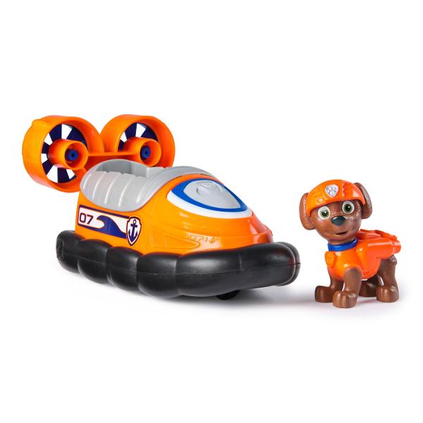 Vehiculele de baza cu functii de actiune mobile individuale si o figurina la bord permit aventurilor din serialul TV Paw Patrol sa traiasca si in camera copiilor Este inclusa o singura figura cu un vehicul Vehiculul si figurina de jucarie sunt in mare parte fabricate din plastic reciclat Chase Skye Marshall Rubble Zuma Everest Tracker si Rocky cu vehiculele lor sunt disponibile individual Toate vehiculele de baza durabilevehiculele de baza includ o figurina de caine care poate fi 