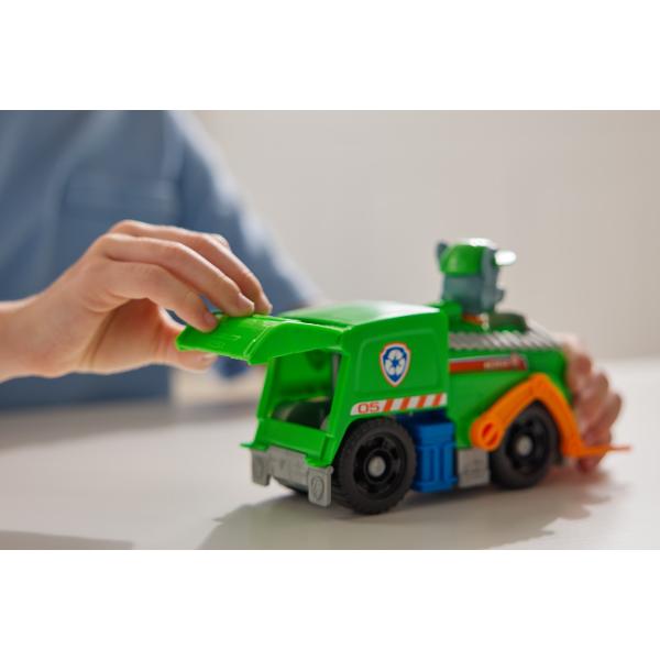 Vehiculele de baza cu functii de actiune mobile individuale si o figurina la bord permit aventurilor din serialul TV Paw Patrol sa traiasca si in camera copiilor Este inclusa o singura figura cu un vehicul Vehiculul si figurina de jucarie sunt in mare parte fabricate din plastic reciclat Chase Skye Marshall Rubble Zuma Everest Tracker si Rocky cu vehiculele lor sunt disponibile individual Toate vehiculele de baza durabilevehiculele de baza includ o figurina de caine care poate fi 