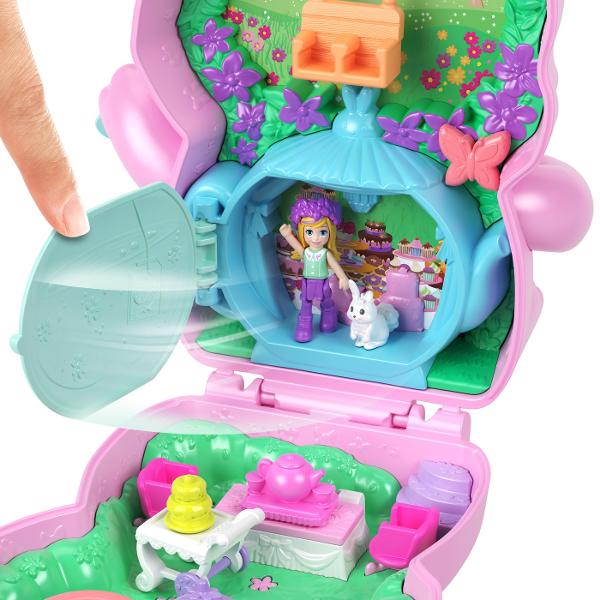 Gentutele Polly Pocket detin lumi mici cu surprize mari in interior pe care fetele si baietii le pot duce oriunde Fiecare jucarie portabila prezinta la exterior o forma adorabila de animal cu un detaliu de joaca interactiv cei mici pot combina accesoriile pentru a ingriji animalul de cate ori doresc Cand au terminat de decorat exteriorul copiii pot deschide carcasa pentru a dezvalui o papusa mai multe functii de joaca din mers si mai mult de 10 accesorii Arunca o petrecere de pijama pentru 