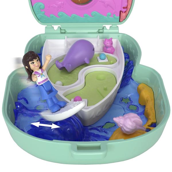 Gentutele Polly Pocket detin lumi mici cu surprize mari in interior pe care fetele si baietii le pot duce oriunde Fiecare jucarie portabila prezinta la exterior o forma adorabila de animal cu un detaliu de joaca interactiv cei mici pot combina accesoriile pentru a ingriji animalul de cate ori doresc Cand au terminat de decorat exteriorul copiii pot deschide carcasa pentru a dezvalui o papusa mai multe functii de joaca din mers si mai mult de 10 accesorii Arunca o petrecere de pijama pentru 