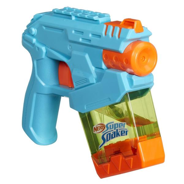 Blasterul cu apa Nerf Super Soaker Dunk-Fill Mini are un rezervor cu umplere instantanee astfel incat esti gata sa te lansezi pe suvoaie de distractie Designul inovator al rezervorului permite umplere super rapida pur si simplu scufunda-l si da drumul distractiei Nimic complicat doar scufunda rezervorul in apa si priveste cum se umple rapid Rezervorul transparent are capacitate de 100 ml Scufunda rezervorul in apa si esti gata pentru jocuri cu apa in aer liber intr-o clipa Apasa 