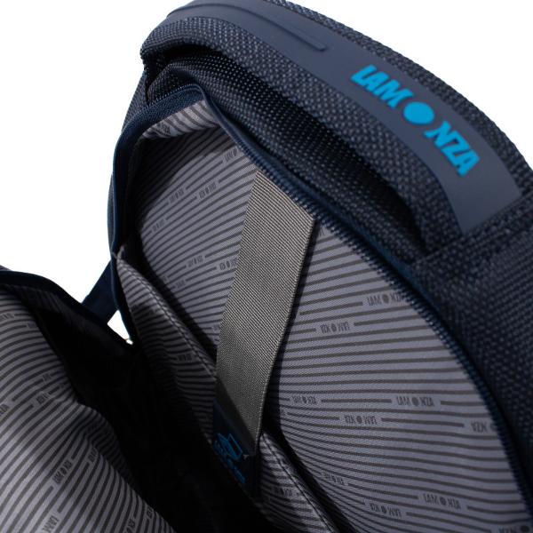 Rucsacul are un compartiment principal prevazut cu buzunare speciale pentru laptopBuzunarul pentru laptop este prevazut cu o curea elastica care se inchide cu velcro utila pentru fixarea laptopuluiInteriorul este captusit Rucsacul este dotat cu trei  buzunare frontale dintre care unul este cu organizer si suport special prindere chei si doua buzunare lateraleRucsacul este dotat cu un port USB cu cablu pentru incarcarea telefonului necesita 