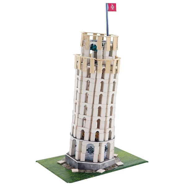 Turnul inclinat din Pisa este un simbol emblematic al Italiei cunoscut pentru structura sa eleganta din marmura alba si inclinatia sa unica Seria de produse Brick Trick Travel te poarta intr-un oras italian unde poti incerca sa devii constructor Foloseste caramizi reale si scanduri de lemn pentru a ridica propria ta constructie Poti adauga decoratiuni din carton frumos ilustrate pe peretii cladirii Proiectul este completat de clopote si o terasa pentru observatie Turnul construit poate 
