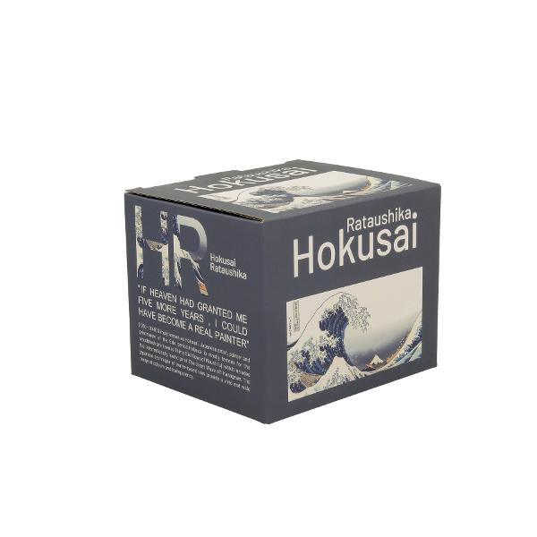 Can&259; MARELE VAL inspirat&259; de K Hokusai  parte a seriei Japan Collection  realizat&259; din por&539;elan de calitate superioara caracterizat printr-o culoare alb-crem natural&259; cu o str&259;lucire delicat&259; &537;i o rezisten&539;&259; &537;i durabilitate excep&539;ionaleCana este decorat&259; cu un fragment din xilogravura  „ Marele val de 