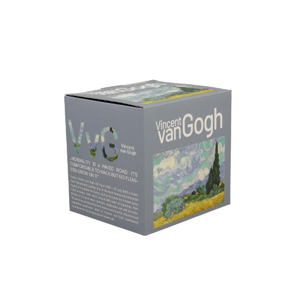 Can&259; cu infuzor &537;i capac WHEAD FIELD inspirat&259; de V van Gogh parte a seriei Art Gallery  realizat&259; din por&539;elan de calitate superioara caracterizat&259; printr-o culoare alb-crem elegant&259; &537;i natural&259; cu o str&259;lucire delicat&259; precum &537;i o durabilitate excep&539;ional&259;Perfect pentru prepararea infuziilor &537;i a ceaiului aromat 