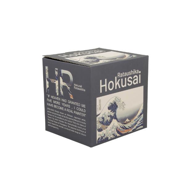 Can&259; cu infuzor MARELE VAL inspirat&259; de K Hokusai  parte a seriei Japan Collection  realizat&259; din por&539;elan de calitate superioara caracterizat printr-o culoare alb-crem natural&259; cu o str&259;lucire delicat&259; &537;i o rezisten&539;&259; &537;i durabilitate excep&539;ionaleCana este decorat&259; cu un fragment din xilogravura  „ Marele 