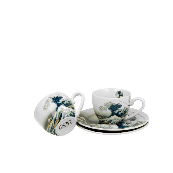 Set cu dou&259; ce&537;ti de espresso cu farfurioara THE GREAT WAVE inspirate de HOKUSAI  parte a seriei Art Gallery  realizate din por&539;elan de calitate superioar&259; caracterizat printr-o culoare alb-crem elegant&259; &537;i natural&259; cu o str&259;lucire delicat&259; precum &537;i o durabilitate excep&539;ional&259;Culorile armonioase &537;i calme de bleumarin &537;i albastru deschis 