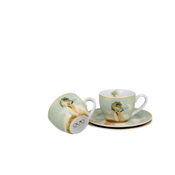 Dou&259; ce&537;ti pentru espresso cu farfurioare FEMEIA CU UMBRELA inspirate de C Monet parte a seriei Art Gallery  realizate din por&539;elan de calitate superioar&259; caracterizat printr-o culoare alb-crem elegant&259; &537;i natural&259; cu o str&259;lucire delicat&259; precum &537;i o durabilitate excep&539;ional&259;Setul este decorat cu un fragment a 