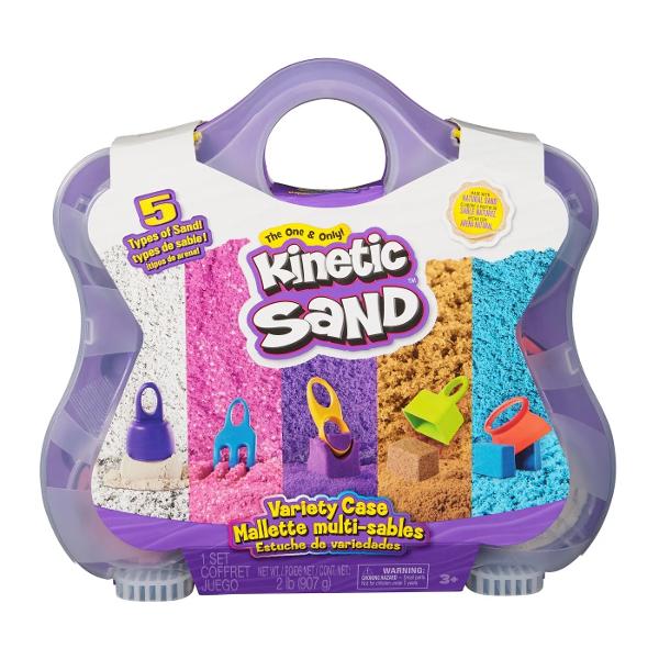 Kinetic Sand Set Geanta Pentru Plaja Variety Case 6069784 Achizitioneaza cea mai buna experienta cu nisip kinetic cu varianta Variety Case Acest set de nisip kinetic va starni imaginatia si creativitatea pe masura ce copiii modeleaza creeaza si formeaza cu 3 varietati de nisip kinetic in 5 culori si folosind 5 instrumente Deschide cutia pentru a descoperi nisipul kinetic de culoare violet neon albastru si alb nisipul roz stralucitor si nisipul de plaja si treci direct la distractie Folosind instrumentele copiii pot taia strivi sculpta