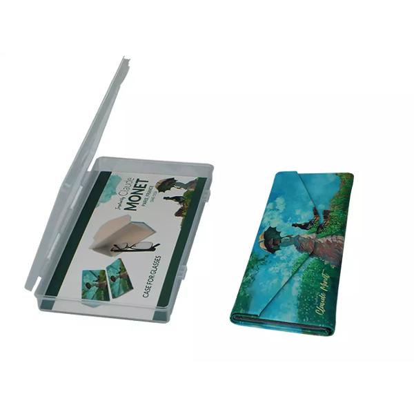 Toc pliabil pentru ochelari – Design Monet 16 cmPoart&259; cu tine o buc&259;&539;ic&259; de art&259; impresionist&259; Acest toc pliabil pentru ochelari inspirat de capodoperele lui Claude Monet este combina&539;ia perfect&259; între elegan&539;&259; artistic&259; &537;i 