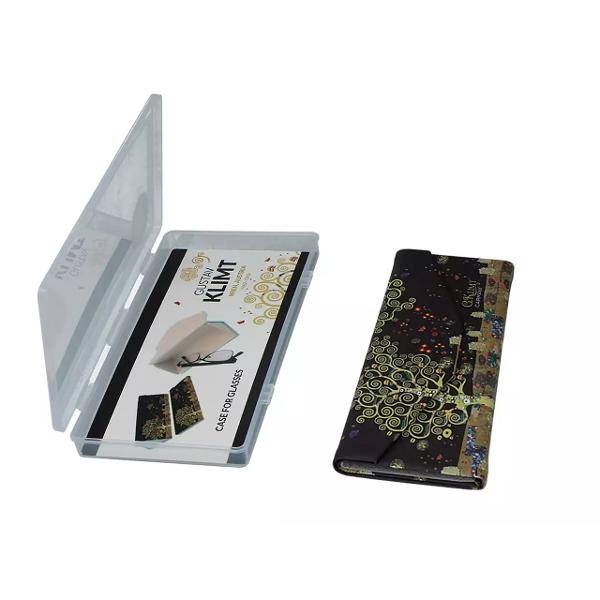 Toc pliabil pentru ochelari – Klimt – Pomul vietii 16 cmElegan&539;&259; atemporal&259; într-un format compact Acest toc pliabil pentru ochelari decorat cu celebra oper&259; S&259;rutul de Gustav Klimt îmbin&259; rafinamentul 