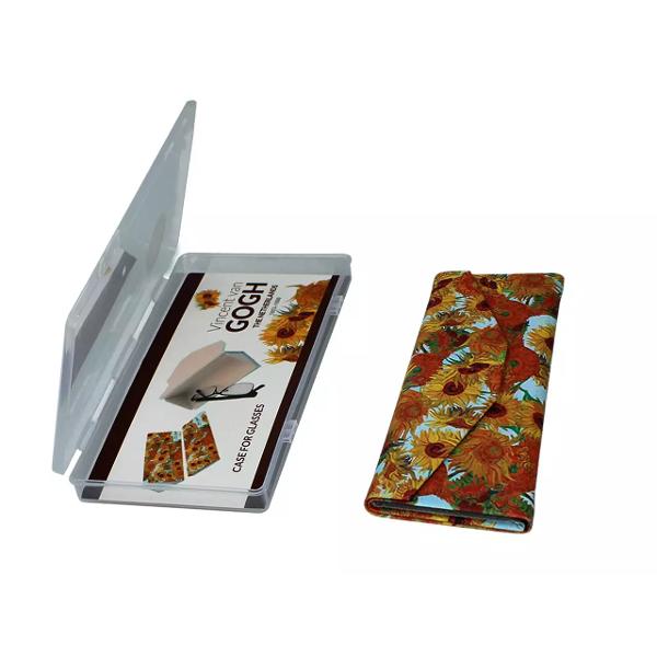 Toc pliabil pentru ochelari – Design Van Gogh – Floarea-soarelui 16 cmInspirat de una dintre cele mai emblematice opere ale lui Vincent van Gogh acest toc pliabil aduce un strop de culoare &537;i rafinament în via&539;a de zi cu zi Cu un design compact &537;i inteligent se pliaz&259; 