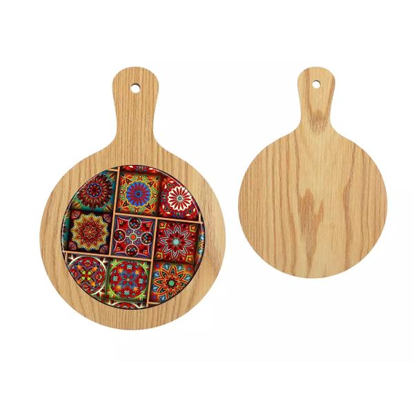 Toc&259;tor din lemn cu inser&539;ie ceramic&259; – Design de inspira&539;ie mediteranean&259; 18x30 cmAdaug&259; un strop de rafinament buc&259;t&259;riei tale cu acest toc&259;tor din lemn natural completat de o inser&539;ie ceramic&259; decorativ&259; cu motive mediteraneene Perfect atât pentru t&259;iat cât &537;i 
