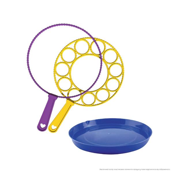 Set de baloane de sapun 450 ml Printese Copiii pur si simplu adora sa se joace cu aceste bule care le aduc o distractie si o bucurie incredibile Lasati-i pe cei mici sa se cufunde in lumea minunata a jocului cu baloanele de sapun Printese si vedeti-i cum se distreaza si zambesc Turnati o cantitate mica de solutie intr-un bol Introduceti complet bagheta de suflare in lichid Ridicati incet bagheta asigurandu-va ca membrana solutiei de sapun este intinsa peste toate cercurile 
