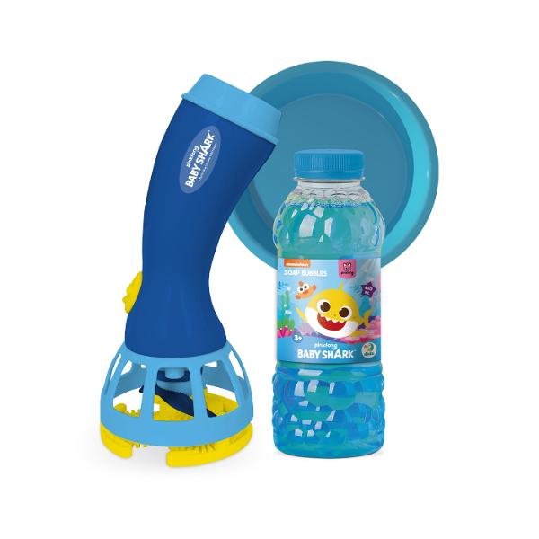 Set de baloane de sapun cu generator 450ml Baby Shark Copiii pur si simplu adora sa se joace cu aceste bule care le aduc o distractie si o bucurie incredibile Lasati-i pe cei mici sa se cufunde in lumea minunata a jocului cu baloanele de sapun Baby Shark si vedeti-i cum se distreaza si zambesc Turnati o cantitate de solutie pentru baloane in tava Inmuiati bagheta de plastic in solutie Ridicati generatorul si apasati butonul pentru a face baloane Pachetul contine o sticla de 450 ml cu 
