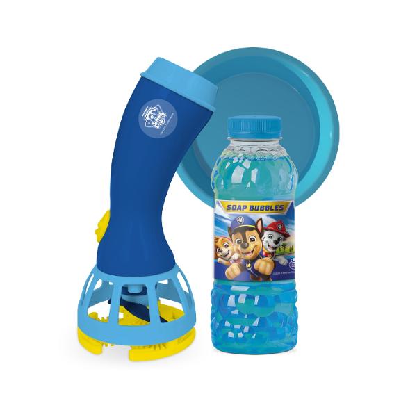 Set de baloane de sapun cu generator 450ml Patrula Catelusilor Copiii pur si simplu adora sa se joace cu aceste bule care le aduc o distractie si o bucurie incredibile Lasati-i pe cei mici sa se cufunde in lumea minunata a jocului cu baloanele de sapun Patrula Catelusilor si vedeti-i cum se distreaza si zambesc Turnati o cantitate de solutie pentru baloane in tava Inmuiati bagheta de plastic in solutie Ridicati generatorul si apasati butonul pentru a face baloane Pachetul contine o 