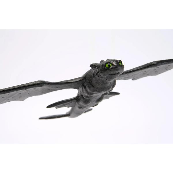 Lanseaza-l pe dragon intr-un zbor spectaculos cu acest planor inspirat din universul How to Train Your Dragon Cu o anvergura a aripilor de 38 cm Poate plana pana la 76 metri  Usor de lansat si ideal pentru joaca in aer liber acest zburator este perfect pentru copiii care viseaza sa devina calareti de dragoni Anvergura aripi 38 cm Planeaza pana la 762 cm Usor de utilizat ideal pentru exterior
