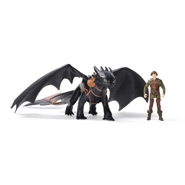 Adauga in colectia ta indragita figurina din How to Train Your Dragon Este un cadou perfect Este recomandata pentru joaca interactiva si aventuri imaginative alaturi de ceilalti dragoni din universul lor Design detaliat inspirat din film Acestia sunt acum gata de actiune Figurina este ideala pentru a recrea lupte aeriene sau pentru colectionare Aripi mobile pentru miscare dinamica Detalii impresionante si culori vii Cufunda-te in lumea legendara a filmului Cum sa-ti dresezi dragonul cu 