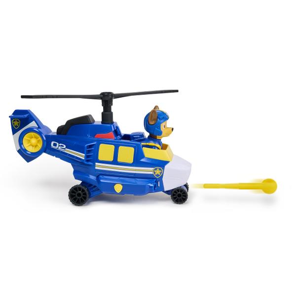Zboara in actiune cu Air Rescue Skye si jucaria ei de salvare din incendii avionul Hero Claw Cand este timpul pentru o misiune de salvare plina de actiune blocheaza picioarele lui Skye in pozitie in cabina de pilotaj inainte de a decola in misiunea ta Salveaza-ti iepurasul de jucarie apasand un buton de pe avion pentru a extinde gheara apoi prinde iepurasul cu cosul de salvare si du-l in siguranta Skye are o inaltime de peste 5 cm si este echipata cu jacheta si casca de zbor de culoare roz 