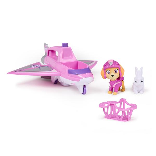 Zboara in actiune cu Air Rescue Skye si jucaria ei de salvare din incendii avionul Hero Claw Cand este timpul pentru o misiune de salvare plina de actiune blocheaza picioarele lui Skye in pozitie in cabina de pilotaj inainte de a decola in misiunea ta Salveaza-ti iepurasul de jucarie apasand un buton de pe avion pentru a extinde gheara apoi prinde iepurasul cu cosul de salvare si du-l in siguranta Skye are o inaltime de peste 5 cm si este echipata cu jacheta si casca de zbor de culoare roz 