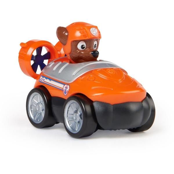 Alearga spre misiunea de salvare cu pilotii din Patrula catelusilor Pup Squad Racers Fiecare masina de curse Pup Squad masoara 63 cm lungime si 5 cm inaltime astfel incat se potrivesc perfect in palma sau in buzunar fiind jucariile de dimensiuni perfecte pe care copiii le pot lua cu ei oriunde Fiecare catel din Patrula catelusilor este imbracat in uniforma autentica din filmul Patrula catelusilor cu urechile date pe spate astfel incat sa para ca alearga cu viteza maxima la fel ca in 