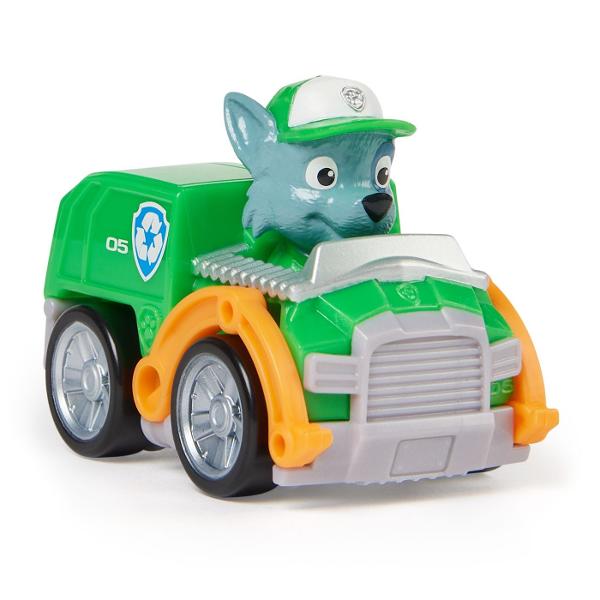 Alearga spre misiunea de salvare cu pilotii din Patrula catelusilor Pup Squad Racers Fiecare masina de curse Pup Squad masoara 63 cm lungime si 5 cm inaltime astfel incat se potrivesc perfect in palma sau in buzunar fiind jucariile de dimensiuni perfecte pe care copiii le pot lua cu ei oriunde Fiecare catel din Patrula catelusilor este imbracat in uniforma autentica din filmul Patrula catelusilor cu urechile date pe spate astfel incat sa para ca alearga cu viteza maxima la fel ca in 