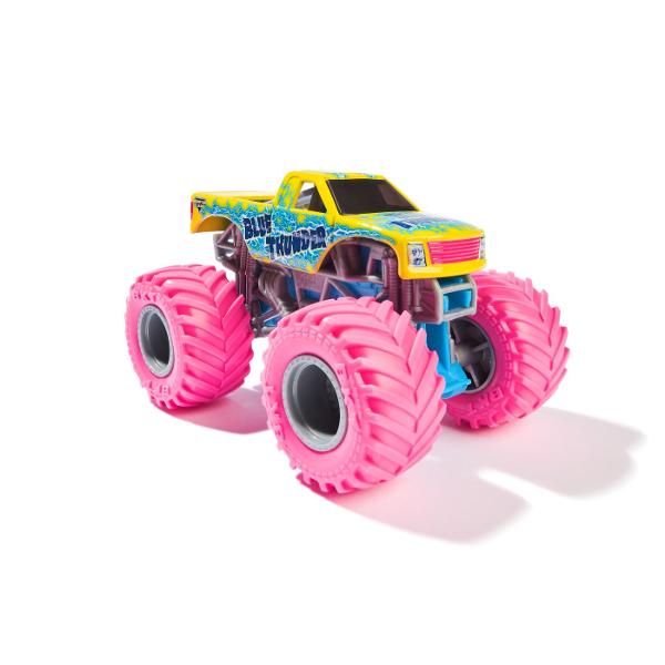 Masina oficiala a spectacolului Monster Jam Un vehicul hiper detaliat fidel eroilor spectacolului cu un aspect agresiv si suspensii realiste pentru a face cascadoriile intr-un mod cat mai spectaculos Macheta este metalica si foarte bine realizata Foarte rezistenta Monster Jam ofera mai multe detalii si grafica decat oricand Cu anvelopele oficiale BKT jante cromate stilizate si un sasiu autentic cu detalii cromate acest camion monstru intruchipeaza stilul si volanul omologului sau din 