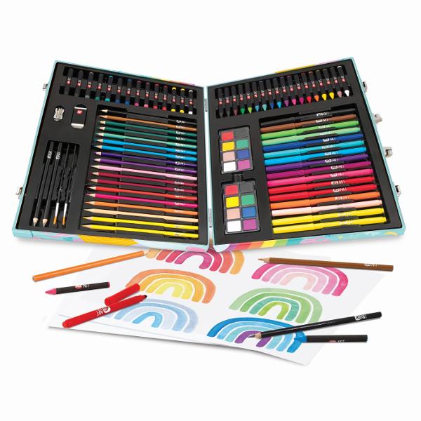 Indiferent cate culori ai avea nu sunt niciodata suficiente Trusa de desen de lux din lemn este un studio de pictura portabil cu 100 de accesorii pentru a picta ore intregi Contine toate instrumentele necesare pentru dezvoltarea imaginatiei si a creativitatii Creioane de desen markere acuarele creioane colorate culori pastelate si creioane colorate va asteapta sa va inspirati si sa creati modele frumoase de pictura Trusa are spatiu separat pentru fiecare accesoriu ajutandu-va sa 
