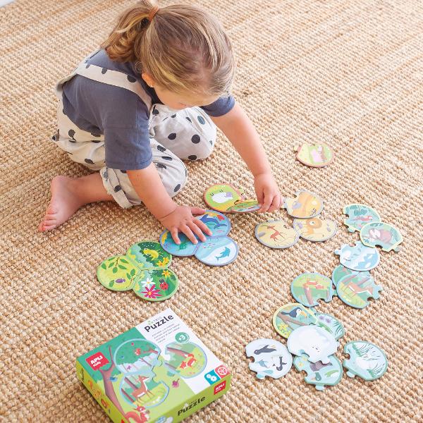 Trio Puzzle pentru asocierea animalelor cu habitatul lorInclude 24 de piese rotunde cu diametrul de 9 cm care permit realizarea a 8 puzzle-uri diferite fiecare format din 3 pieseToate piesele se îmbin&259; perfect astfel încât copiii trebuie s&259; fie aten&539;i &537;i s&259; le potriveasc&259; corect pentru a clasifica fiecare animal în mediul s&259;uAcest joc contribuie la îmbun&259;t&259;&539;irea viziunii 