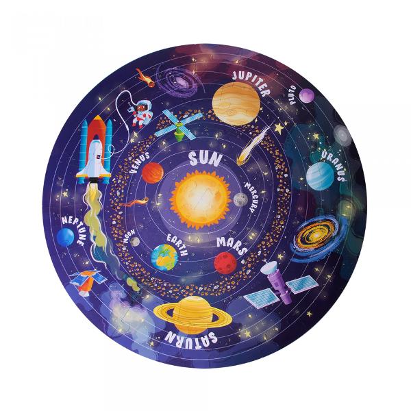 Puzzle circular model al Sistemului SolarInclude 48 de piese de diferite dimensiuniPrezentare într-o cutie cilindric&259; din carton cu mâner de 205 x Ø 150 mmDimensiunea puzzle-ului Ø 50 cmCon&539;ine un afi&351; care arat&259; dimensiunea real&259; a puzzle-ului pentru a facilita asamblarea Odat&259; asamblat copiii vor descoperi sistemul nostru solar uimitor Un puzzle care ajut&259; copiii s&259; se 
